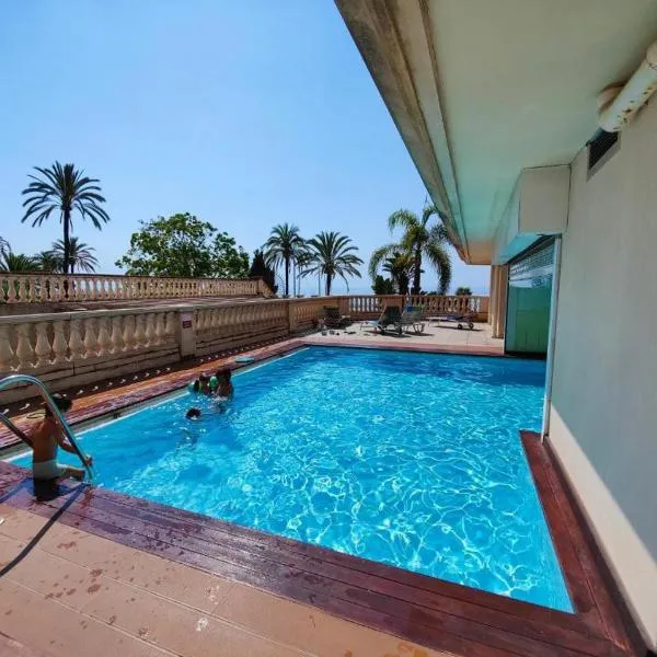 Le COQ Bleu d'Azur - Piscine - Parking!, hotel v Mentonu