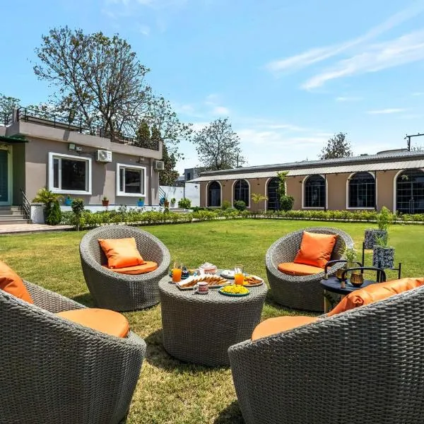 Arcadian Manor with Indoor Pool Indoor-Outdoor Games at Varanasi by StayVista, hótel í Varanasi