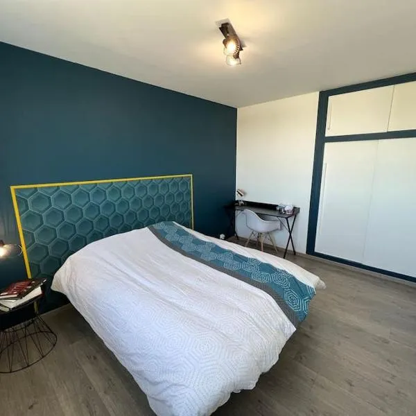 Une chambre privée bleu dans un appartement partagé, hotel in Orléans