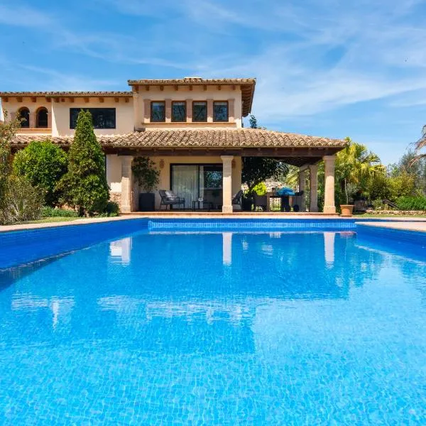 MOLINER PREMIUM VILLA by MAINVILLAS your home a 5-minute drive from LLenaire Beach, hotel em Pollença