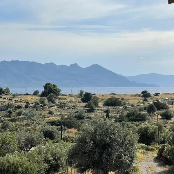 75sqm Perdika Aegina luxury family apartment με θέα βουνό και θάλασσα 75τμ, hótel í Perdhika