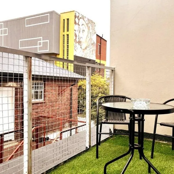 Cozy condo in the heart of Maboneng, hotel in Johannesburg