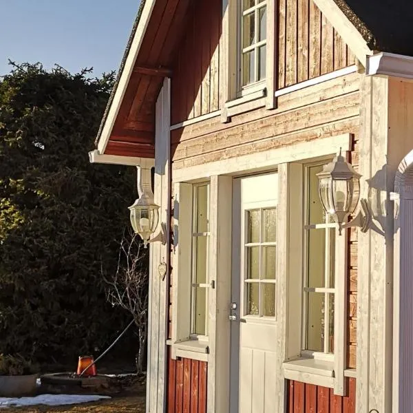 Idyllinen mökki ja pihasauna jokirannassa - sisältää liinavaatteet ja loppusiivouksen, khách sạn ở Kalajoki
