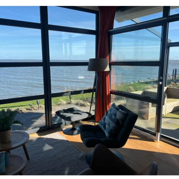 Strand Chalet am IJsselmeer Haus 214、エンクホイゼンのホテル