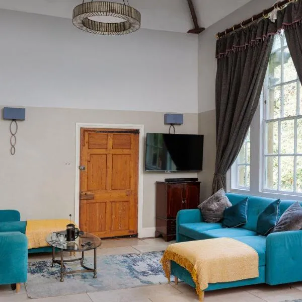 The Old School Rooms Beautiful Georgian apartment, sleeps 12 with Wifi and Parking, near Bath, hotel a Box