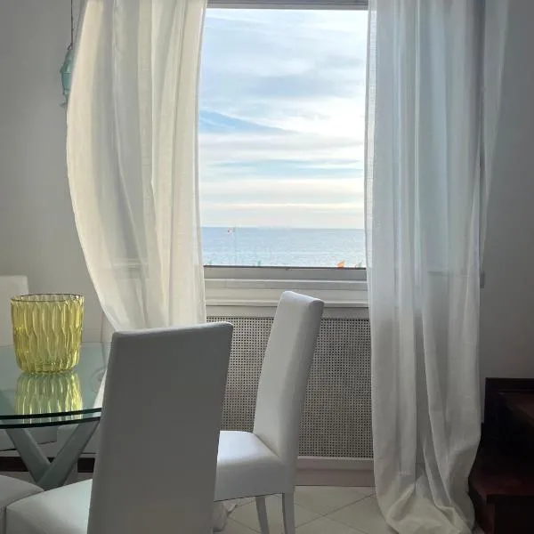 Attico vista mare con parcheggio privato, hotel a Viareggio