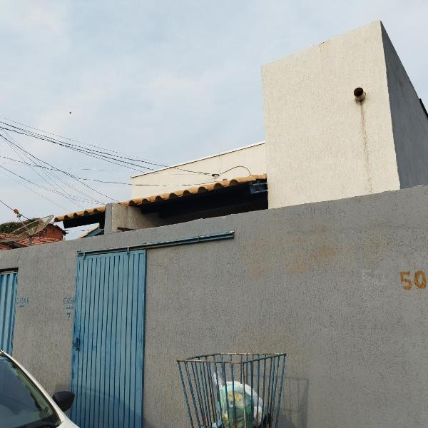 Casa kitnet Próx da Rodoviária c/ suite e ar condicionado entrada individual . Geladeira e cozinha básica. Garagem pra carro.