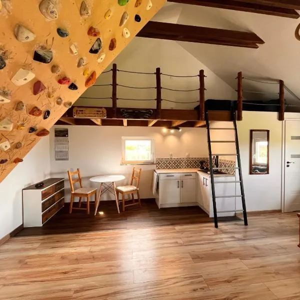 Climb cottage, hotel in Komarno