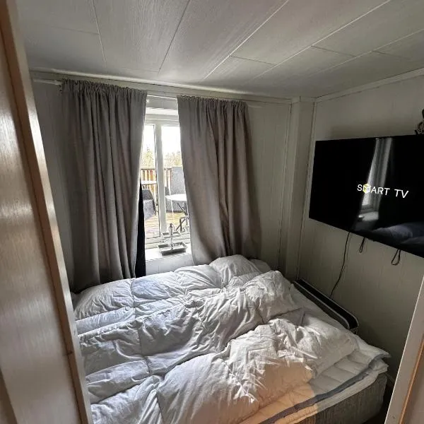 KB Basement Apartment, hótel í Sørvågen