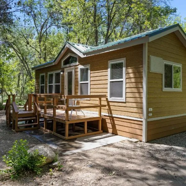 Brand new Cabins, hotel in Kernville
