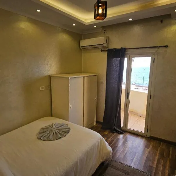 Simple sea view apartment - families only，位于亚历山大的酒店