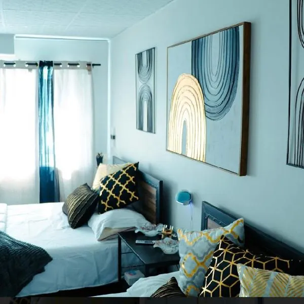 Stylish Cozy Quiet Family Retreat and Romantic getaway Sleeps up to 7 with Fast Wifi, Free Parking, Work station, Alexa enabled, Fenced in Backyard for Pets Grill Party Patio, Porch, Beach, Canal, stadium,Boardwalk Restaurants, and much more!, hotel v destinaci Atlantic City