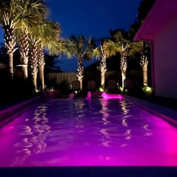Beautiful Pet Friendly Home! Tropical Pool, Optional Golf Cart & Pool Heat, Minutes to Beach, hotel v destinaci Destin