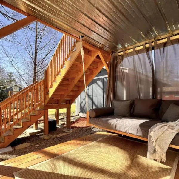 Modern & Cozy on Private Lane, Minutes to Airport, hotel in Fletcher