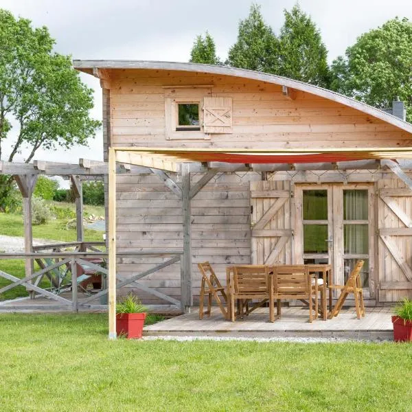 Chalet 5 personnes, proche canal, hotel v destinaci Landeleau