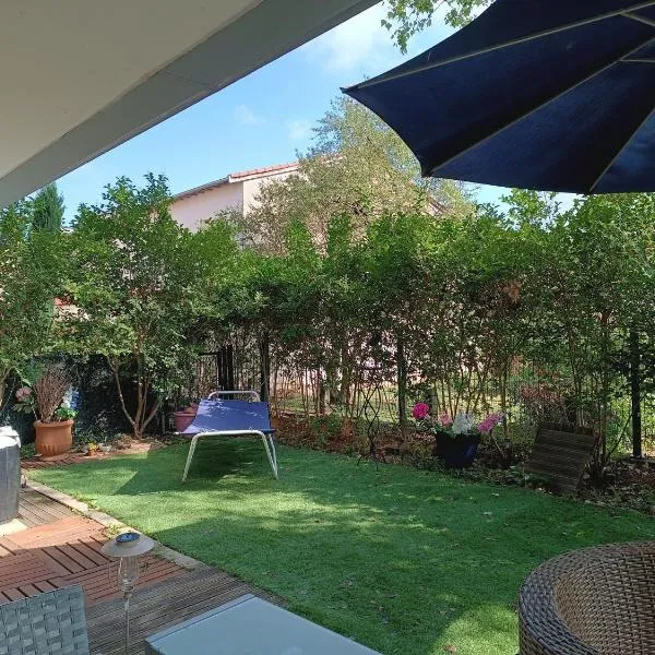 Appartement entier Cozy Rdj Parking gratuit, proche tramway, stade OL, ARENA, Eurexpo, Aéroport StExupéry, Gare TGV Lyon Partdieu, hotel v destinaci Décines-Charpieu