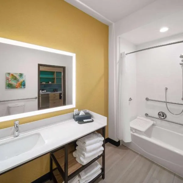 La Quinta Inn & Suites by Wyndham El Paso East Loop-375, hotel di El Paso