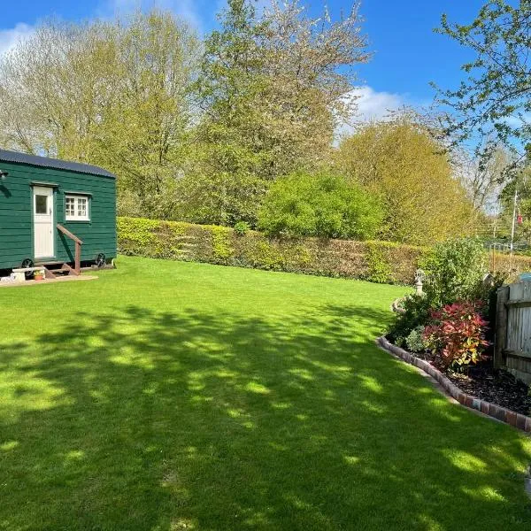 Beautiful Shepherd's Hut - Lois Weedon, hotel v destinaci Weston