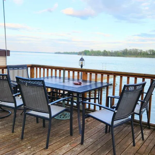 Skylight Waterfront home w/ amazing view/dock/boat, hotel v destinaci Lancaster
