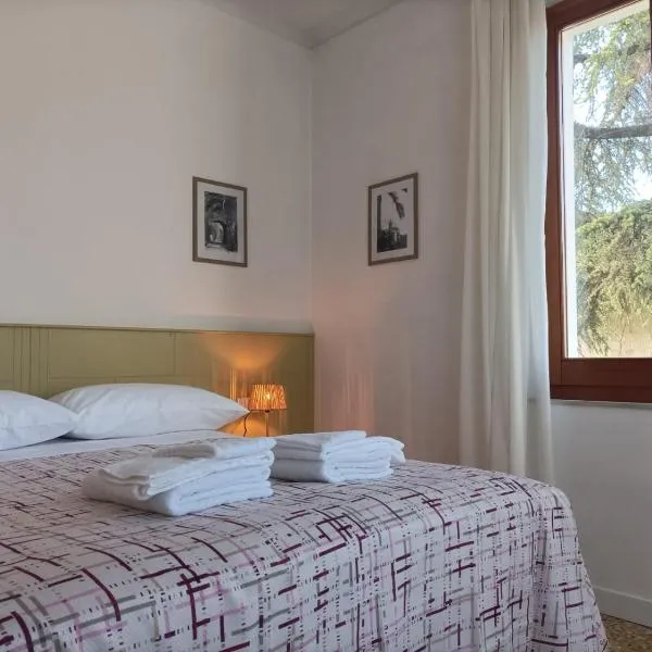 La casa in collina、アックアヴィーヴァ・ピチェーナのホテル