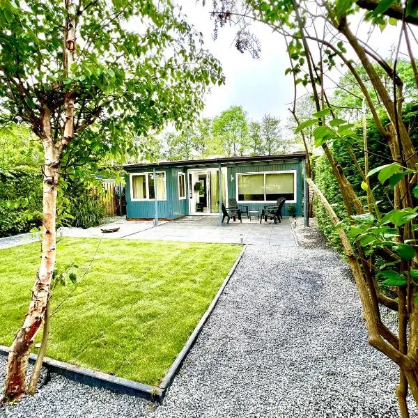 Cozy family house with spacious garden in the nature near Amsterdam, hotel v destinaci Vijfhuizen