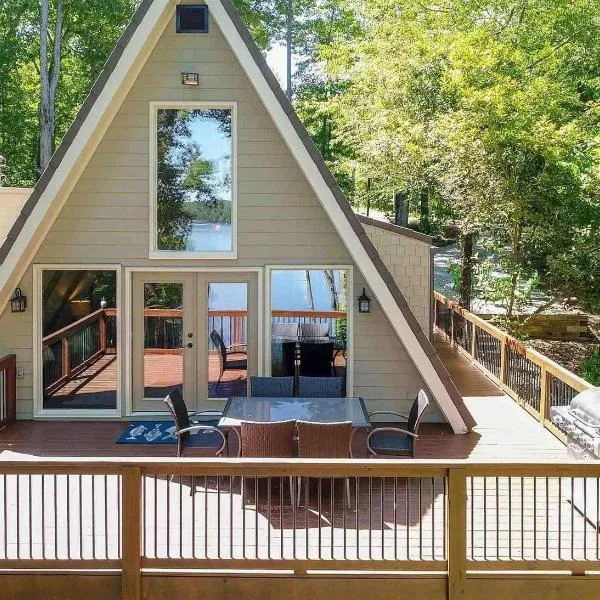 Cozy 3BR Cabin with Lake View in Dawsonville, hotel i Dawsonville