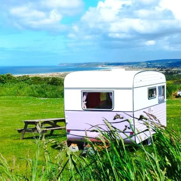 Camping Les Ronds Duval face aux îles anglo-normandes, hotel in Les Moitiers-dʼAllonne