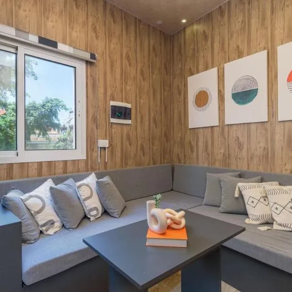 Batroun Central Escape 1-BR with 24-7 Power, hotel v destinaci Batroûn