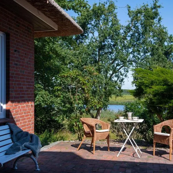 Reetdachhaus direkt am Wasser, hotel u gradu 'Breiholz'