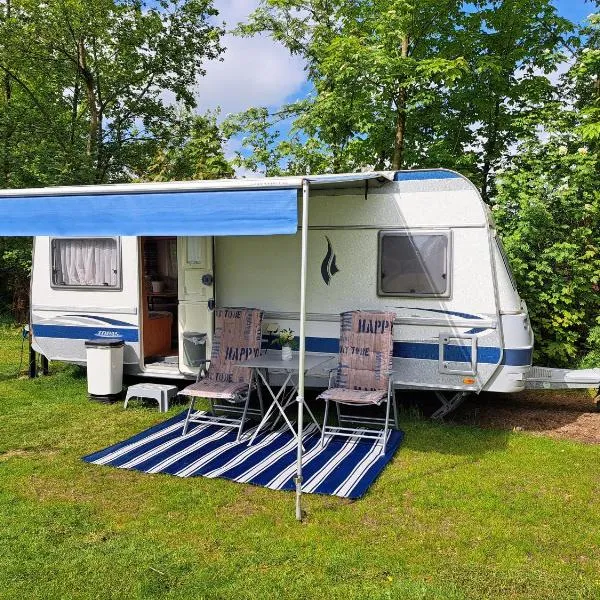Camping de Zandhorst, Toercaravan Fendt: Wouterswoude şehrinde bir otel