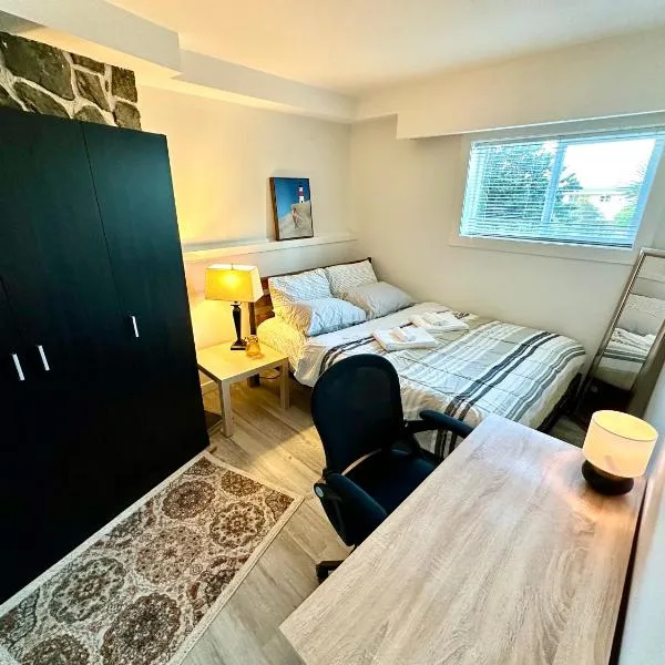 Cozy & Bright Home With Parking โรงแรมในวิกตอเรีย