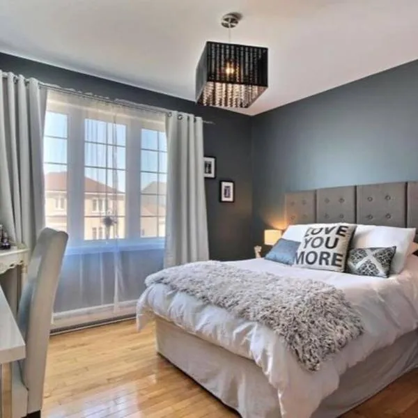 Lovely cottage with heated swimming pool, hotel v destinaci Quebec