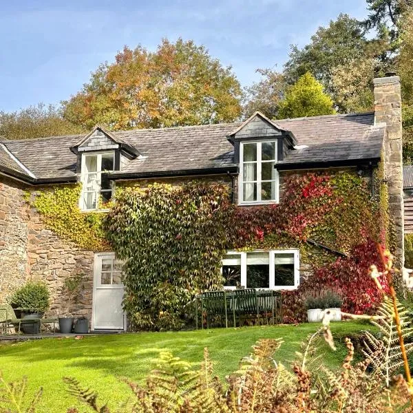 River Cottage, a luxurious and cosy riverside cottage for two, hotel in Llanfihangel-yng-Ngwynfa