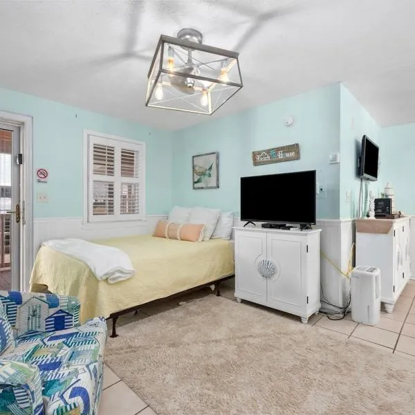 Cherry Grove efficiency just steps from the beach, hotel in Myrtle Beach