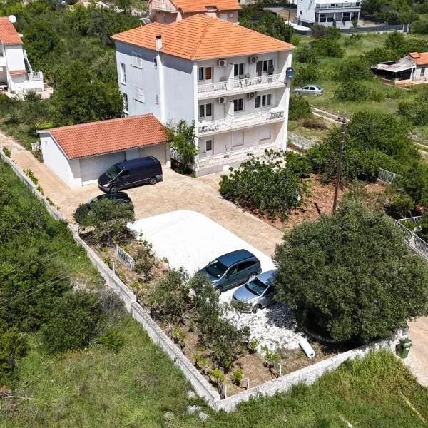 Coastal Charm: Apartmani Pazanin, hotel v destinaci Vinišće