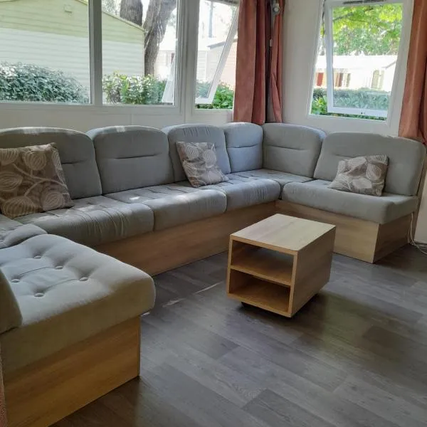 Mobilhome spacieux MH580 3ch et grande terrasse, hotel v destinaci Gastes