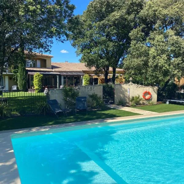 Logis Hôtel La Bastide De Grignan & Restaurant "La Chênaie", hotel v destinaci Grignan