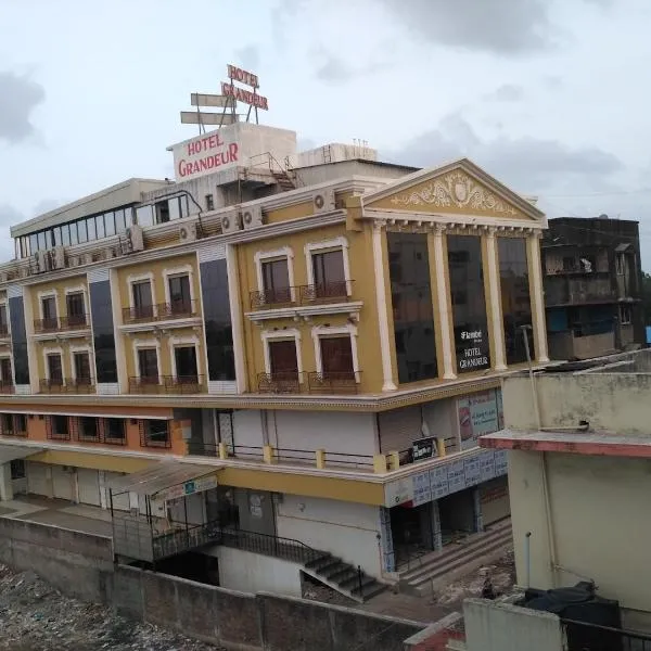 HOTEL GRANDEUR, hotel in Valsad
