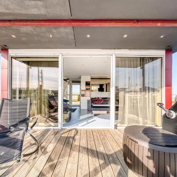 Cozy Floating house with sauna, hotel v Tallinnu