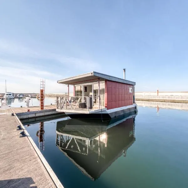 Cozy Floating house with sauna, hotell i Sõrve
