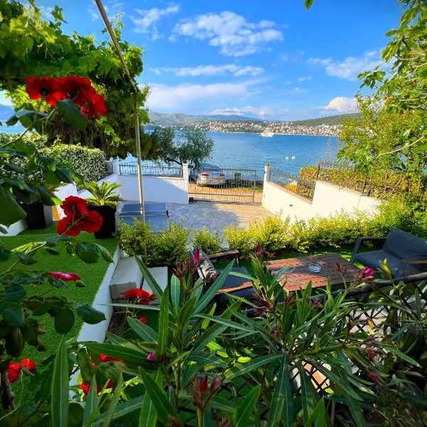 Beach Holiday home with private jacuzzi & parking, hotel v Trogiru