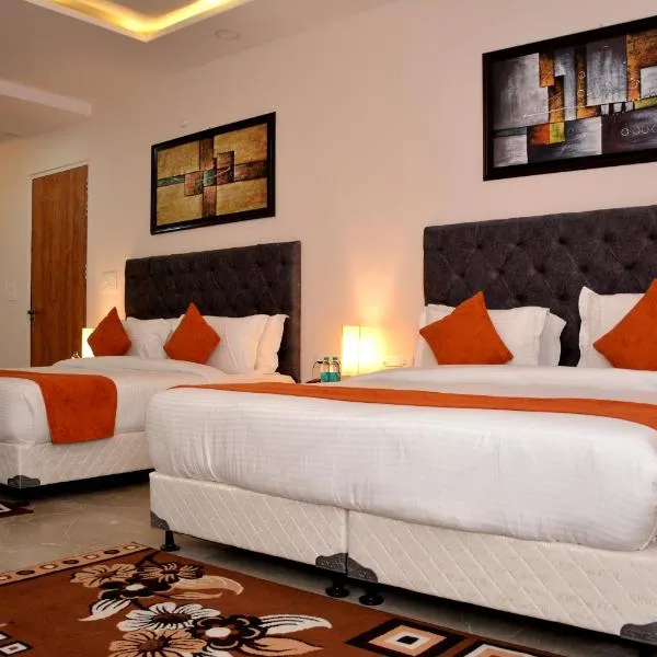 Hotel The Grand, khách sạn ở Pātolī