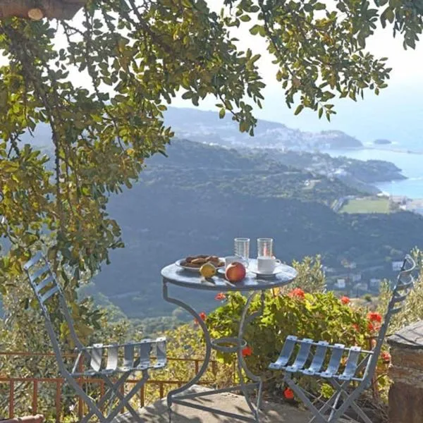Foto Studios, hotel in Arethousa
