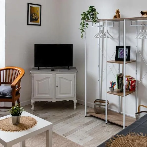 Studio rénové - lumineux avec local pour vélos, hotel v destinácii Saint-Martin-Vésubie