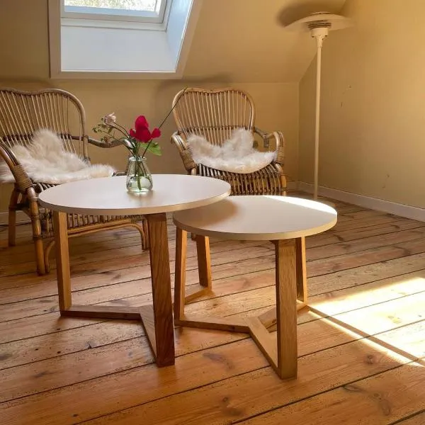 Homestay in charming house on the countryside close to the beach, hotel v destinaci Ronne
