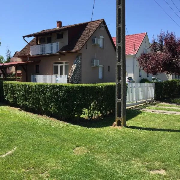Lomb Nyaraló, hotel v Harkánech