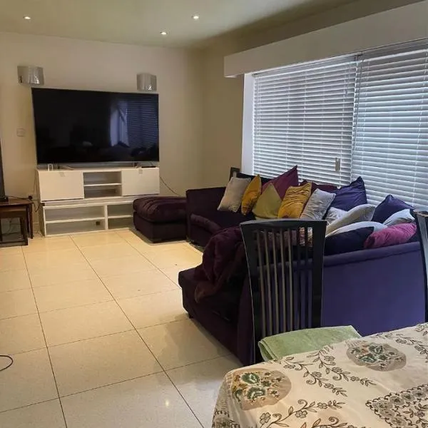 Smart Large Room Idealy Located near Doncaster - Rotherham -Sheffield, hotel v destinaci Rotherham