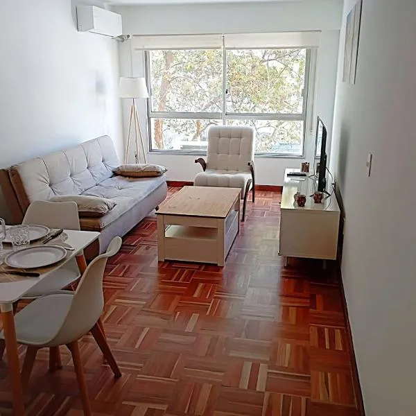 Cómodo apartamento céntrico con garaje, hotel em Montevidéu