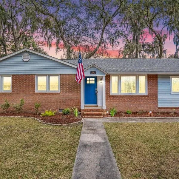 Camellia House - 7 minutes to MCRD Parris Island Graduation Family Friendly, Beach Pass Included, hotel in Beaufort
