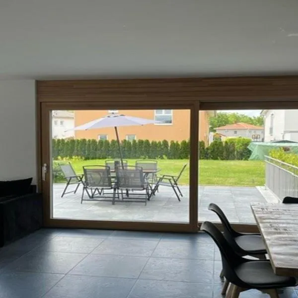 Moderne Ferienwohnung Sonnenbühl, hotel v destinaci Singen